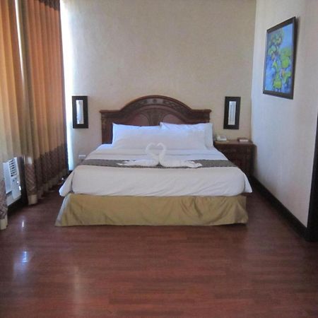 Iloilo Grand Hotel Esterno foto