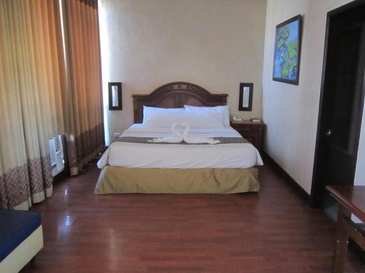 Iloilo Grand Hotel Esterno foto