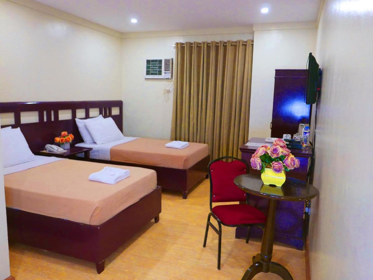 Iloilo Grand Hotel Esterno foto